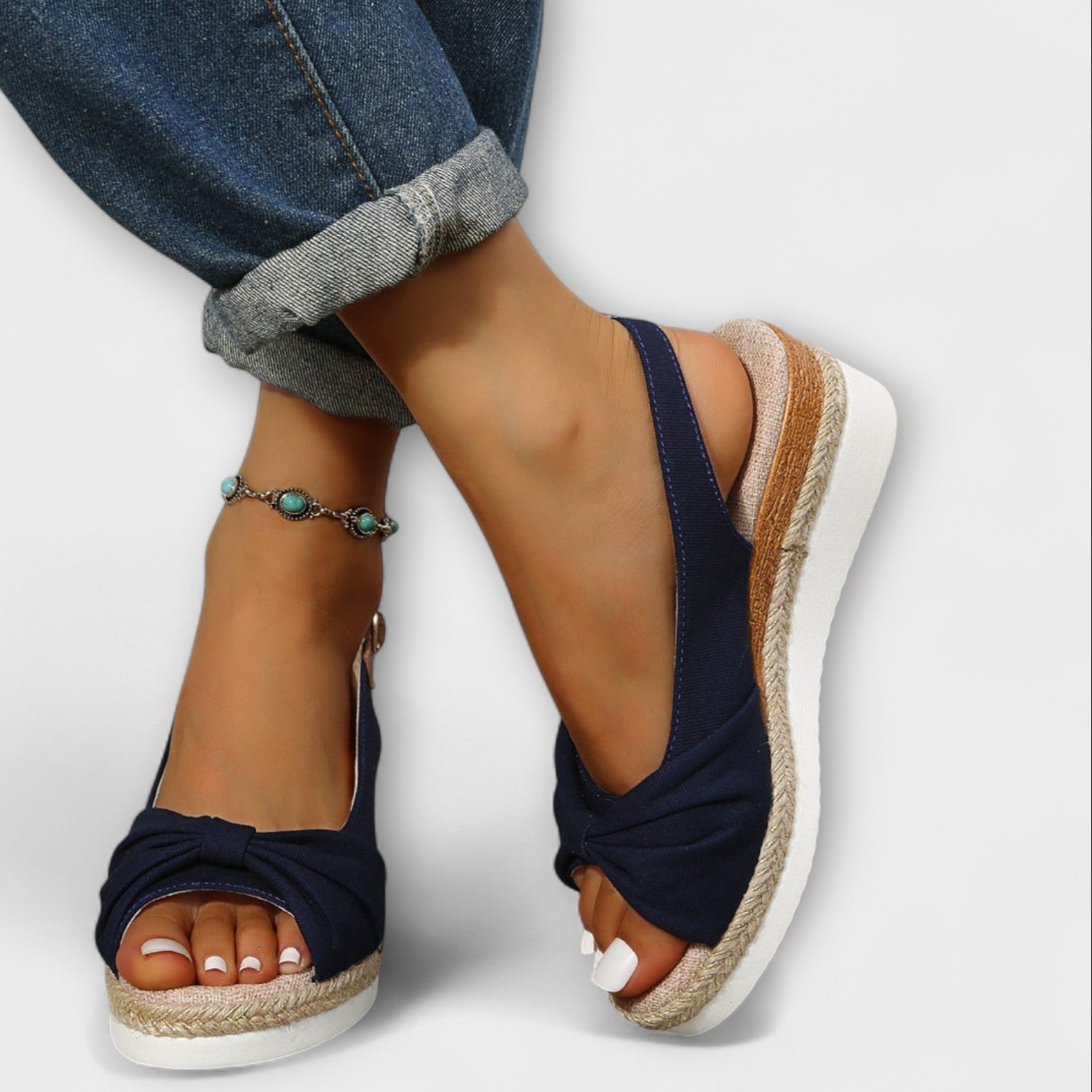 Poletni Sandali z Rjavim Trakom